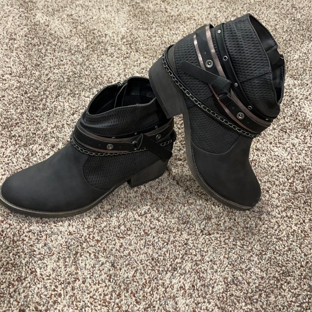 Black wedged booties